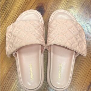 Lemonade Peach Embossed Slides Size 7 (NWOT)
